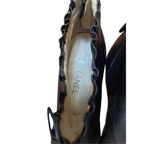 Chanel Interlocked CC Cap Toe Black Leather Ruffle Bow Ankle Boot Heels 38.5 - Picture 11 of 15